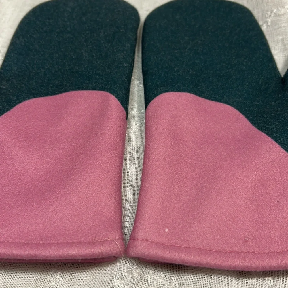 NWOT Handmade embroidered mittens